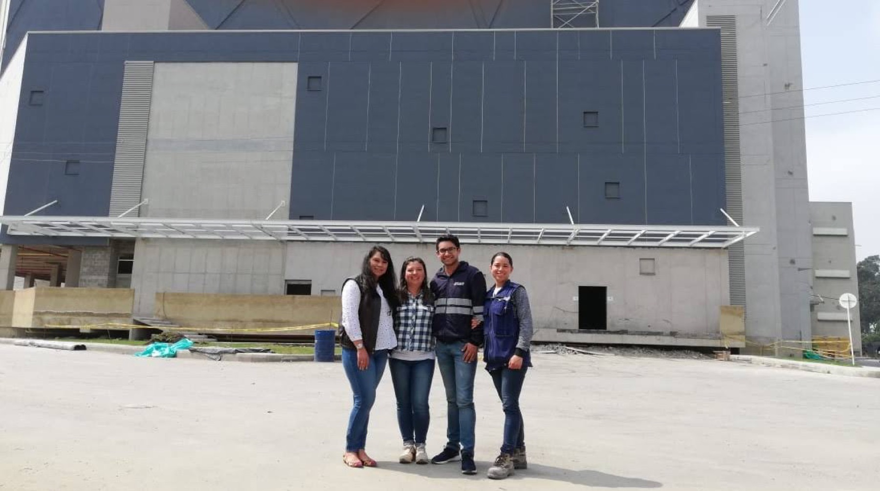 Lina Rodríguez avec l'équipe projet devant le bâtiment en construction